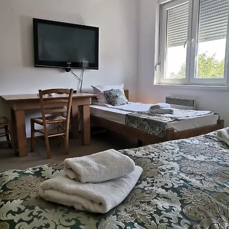 - Vila Kovilje 아파트호텔