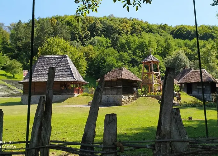 - Vila Kovilje Hotel apartamentowy *